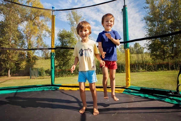 Dos Niños Dulces Hermanos Saltando Trampolín Verano Divirtiéndose Niños Activos — Foto de Stock