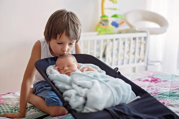 Hermoso Niño Abrazándose Con Ternura Cuidando Hermano Recién Nacido Casa — Foto de Stock