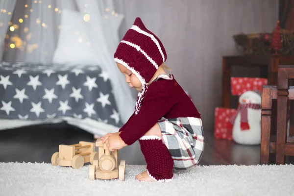 Snygg Liten Toddler Pojke Spela Runt Juldekoration Hemmet — Stockfoto