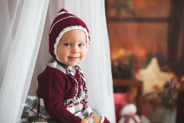 Stylový Malý Chlapec Batole Pohrával Vánoční Dekorace Doma — Stock fotografie