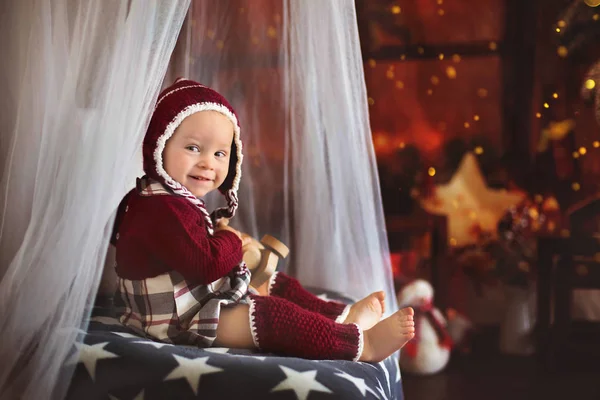 Elegante Bambino Piccolo Ragazzo Giocando Intorno Decorazione Natale Casa — Foto Stock