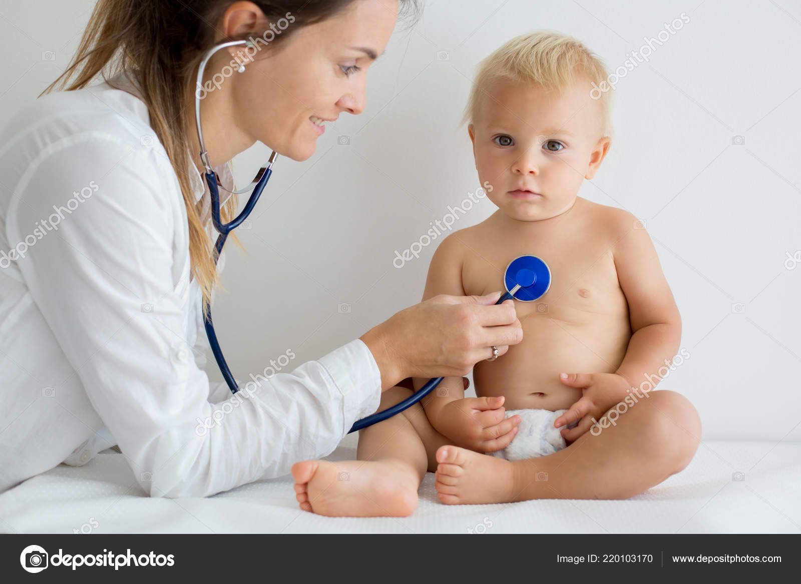 Bébé garçon l'écoute d'un battement de coeur du médecin Photo