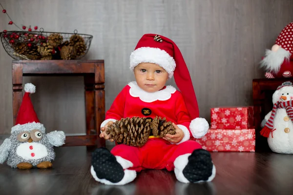 Söta Småbarn Barn Pojke Leker Med Juldekoration Hemmet Klädd Santa — Stockfoto