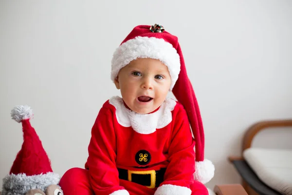 Χαριτωμένο Μικρό Παιδί Παιδί Αγόρι Παίζοντας Χριστουγεννιάτικα Διακόσμηση Στο Σπίτι — Φωτογραφία Αρχείου