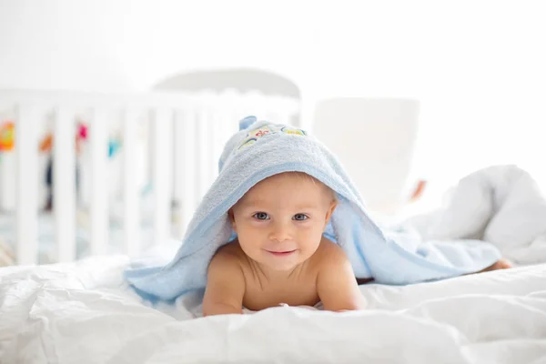 Küçük Şirin Bebek Çocuk Banyo Güneşli Yatak Odası Beyaz Sayfaları — Stok fotoğraf