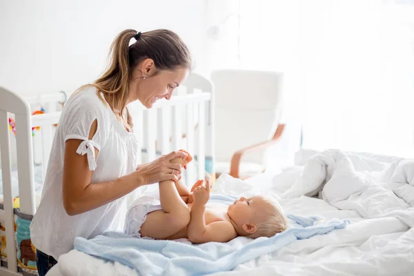 Giovane Mamma Cambiando Pannolino Bambini Dopo Bagno Camera Letto Soleggiata — Foto Stock