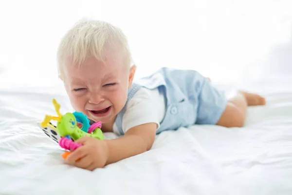 Menino Brincando Com Boneco Chorando Infeliz Pela Chupeta Quarto Das — Fotografia de Stock