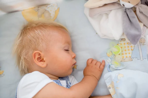 Μικρό Αγοράκι Που Κοιμάται Κρεβάτι Μωρού Πιπίλα Γύρω Από Ξενοδοχείο — Φωτογραφία Αρχείου