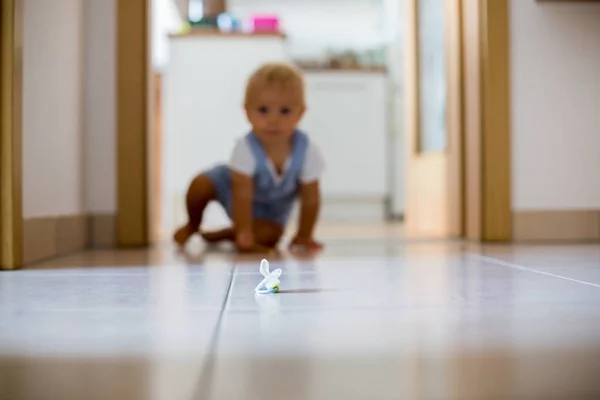 Lycklig Pojke Genomsökning För Att Nappen Hemma Entrén — Stockfoto