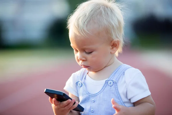 Leuke Baby Jongen Spelen Met Mobiele Telefoon Het Park Digitale — Stockfoto