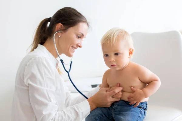 Een Kinderarts Die Een Baby Onderzoekt Arts Met Stethoscoop Luisteren — Stockfoto