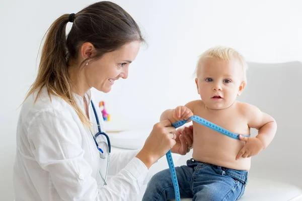 Een Kinderarts Die Een Baby Onderzoekt Arts Met Stethoscoop Luisteren — Stockfoto