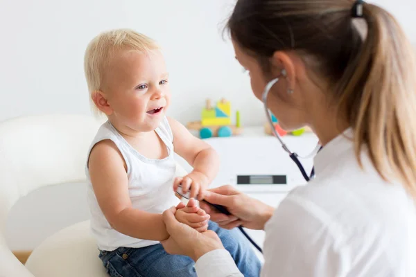 Een Kinderarts Die Een Baby Onderzoekt Arts Met Stethoscoop Luisteren — Stockfoto