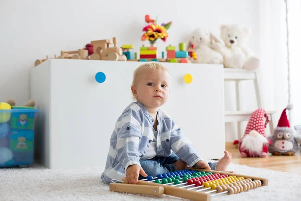 かわいい赤ちゃん男の子 自宅でそろばんで遊んで 日当たりの良い子供部屋 — ストック写真