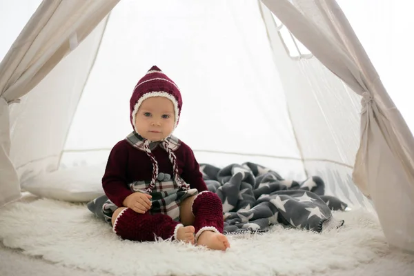 スタイリッシュな小さな幼児男の子 クリスマス装飾家で遊んで — ストック写真