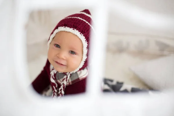 スタイリッシュな小さな幼児男の子 クリスマス装飾家で遊んで — ストック写真