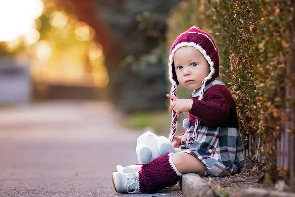 Fashionabla Liten Toddler Pojke Med Stickad Outfit Promenader Höst Park — Stockfoto