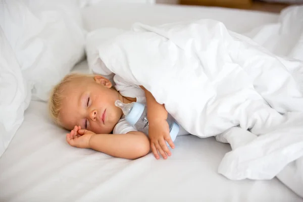 Joli Petit Garçon Dormant Avec Une Bouteille Lait Maternisé Enfant — Photo