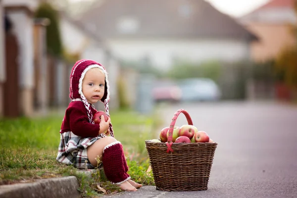 Dítě Jíst Jablka Jedné Vesnici Podzim Malý Chlapeček Hraje Jablky — Stock fotografie