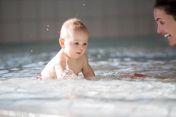 Pequeño Niño Lindo Nadando Felizmente Una Piscina Poco Profunda Salpicando —  Fotos de Stock