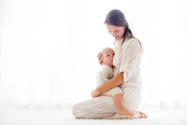 Madre Joven Amamantando Bebé Casa — Foto de Stock