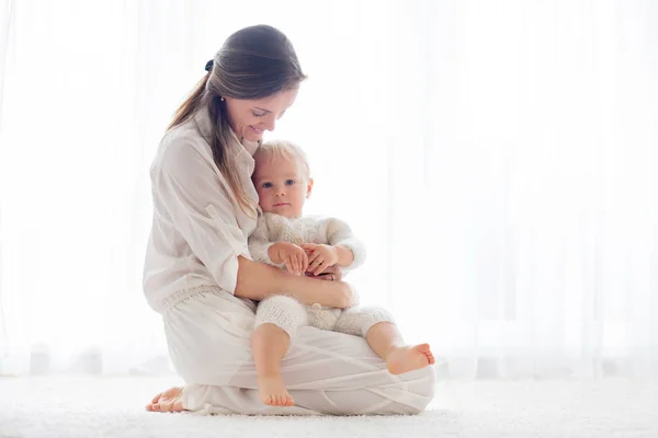 Jovem Mãe Amamentando Sua Criança Menino Casa — Fotografia de Stock