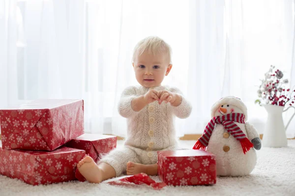 かわいい幼児男の子 かわいい赤ちゃんに帰るが点灯してプレゼントを開ける — ストック写真