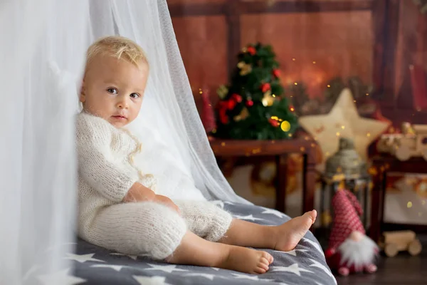 Söt Liten Knatte Pojke Söta Baby Öppning Presenterar Hemma Bakgrundsbelyst — Stockfoto