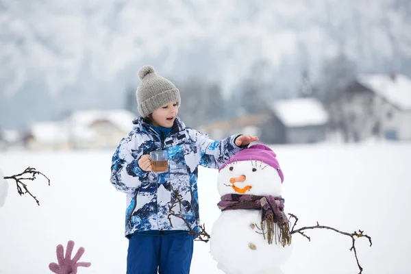 Család Gyerekekkel Hóember Építése Parkban Kis Falu Ausztriában Gyönyörű Táj — Stock Fotó