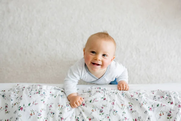 かわいらしい幼児子供の肖像画の男の子が幸せそうに笑って上から撮影 — ストック写真