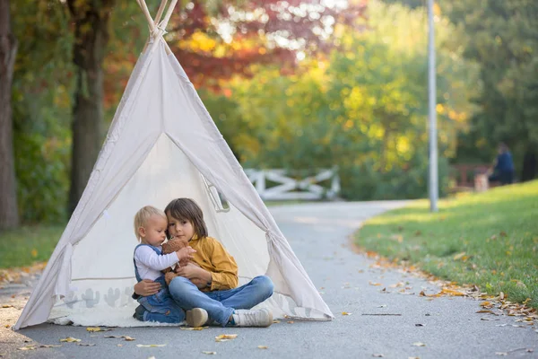 Niños Sentados Una Tienda Campaña Tipi Sosteniendo Juguete Oso Peluche — Foto de Stock