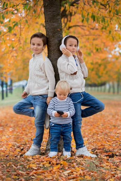 Sevimli Çocuklar Kardeşler Sonbahar Park Birlikte Oynama Tutmak Oyuncak Ayı — Stok fotoğraf