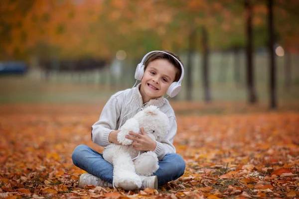 Dulce Retrato Niño Preescolar Escuchando Música Con Auriculares Teléfono Móvil —  Fotos de Stock