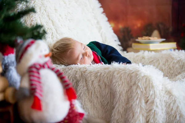 Babyjongen Schattig Kind Het Dragen Van Gewaad Van Kerstman Zitten — Stockfoto