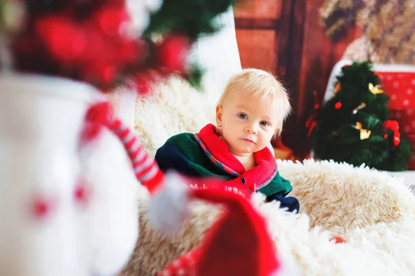 Menino Criança Fofa Vestindo Robe Papai Noel Sentado Cadeira Balanço — Fotografia de Stock