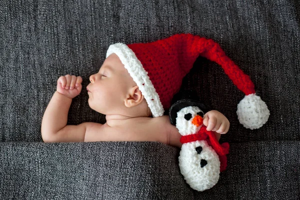 Liten Sovande Nyfödd Baby Pojke Klädd Santa Hatt Och Byxor — Stockfoto