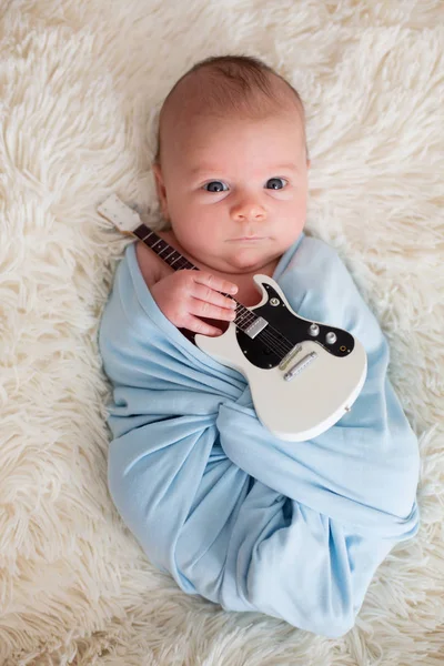 Menino Recém Nascido Envolto Cachecol Azul Segurando Uma Pequena Guitarra — Fotografia de Stock