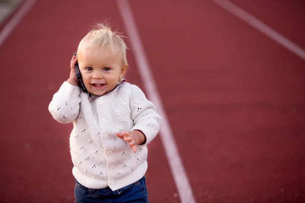 Módní Dětská Chlapeček Pletené Oblečení Chůze Podzimním Parku Telefonem Ruce — Stock fotografie