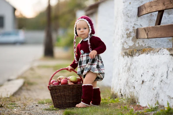 Enfant Mangeant Des Pommes Dans Village Automne Petit Garçon Jouant — Photo
