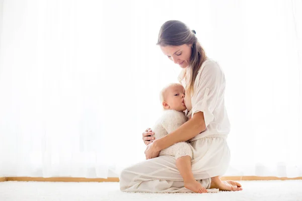 Młoda Matka Karmienia Piersią Jej Toddler Chłopiec Dziecko Domu — Zdjęcie stockowe