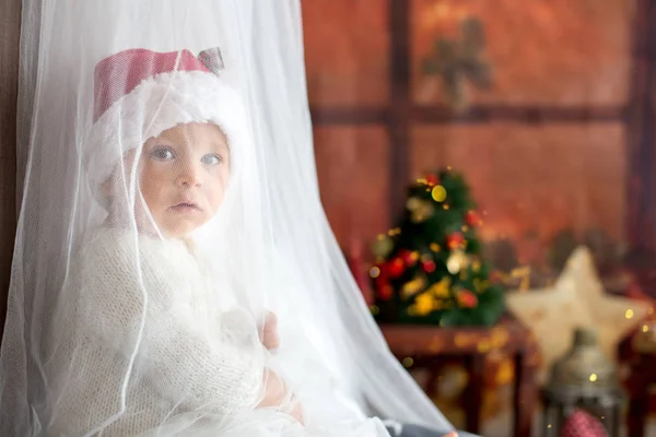 Niedliche Kleinkind Junge Süßes Baby Geschenke Hause Öffnen Hinterleuchtet — Stockfoto