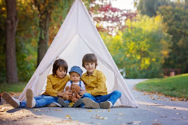 Kinder Die Einem Zelt Tipi Sitzen Teddybär Spielzeug Mit Natur — Stockfoto