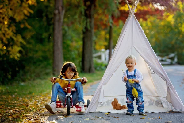 Bir Çadır Teepee Oturan Çocuklar Tutmak Oyuncak Ayı Oyuncak Doğa — Stok fotoğraf