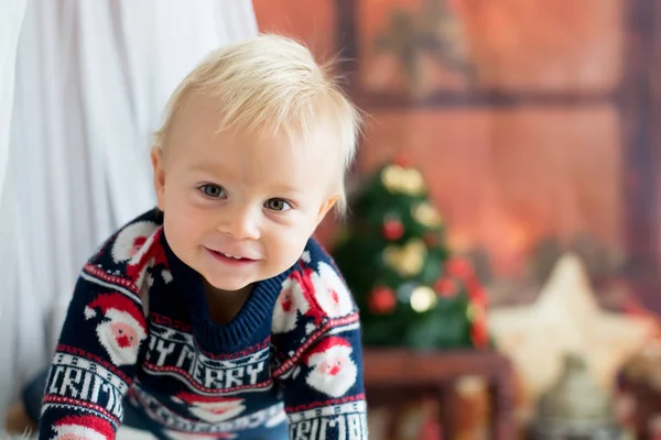 Kleines Baby Hause Mit Weihnachtsdekoration Spielen Studioaufnahme Weihnachtlicher Hintergrund — Stockfoto