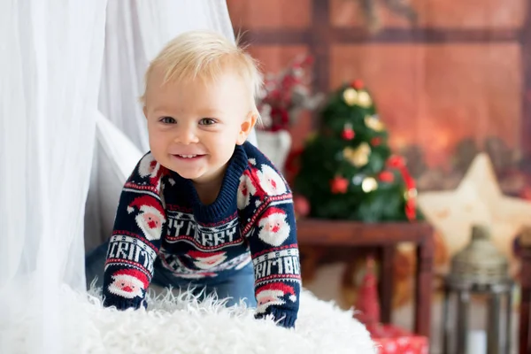 Маленький Хлопчик Малюк Грає Різдвяним Прикрасою Вдома Студійний Знімок Різдвяний — стокове фото