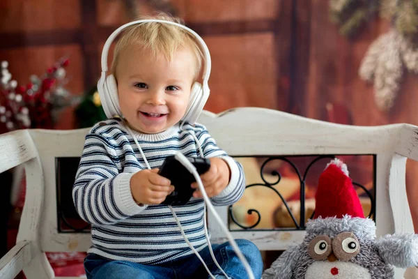 Dulce Niño Pequeño Con Auriculares Escuchando Música Sentado Banco Rústico —  Fotos de Stock