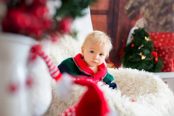 Menino Criança Fofa Vestindo Robe Papai Noel Sentado Cadeira Balanço — Fotografia de Stock