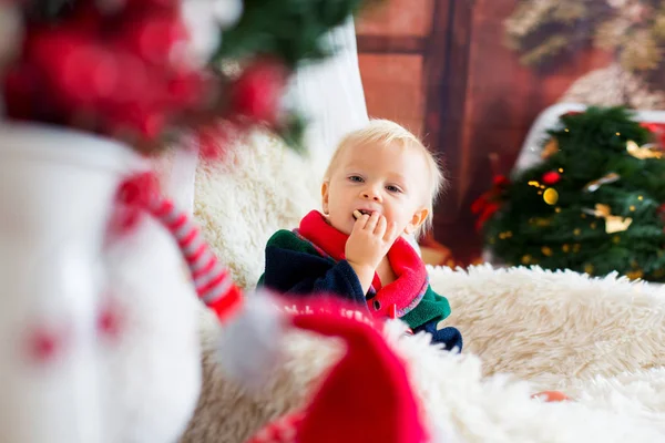 Baby Boy Niedliches Kind Weihnachtsmannmantel Schaukelstuhl Sitzend Mit Weihnachtsbaum Und — Stockfoto