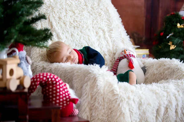 Βρεφικα Αγορι Χαριτωμένο Παιδί Φορώντας Santa Claus Τήβεννο Κάθεται Κουνιστή — Φωτογραφία Αρχείου