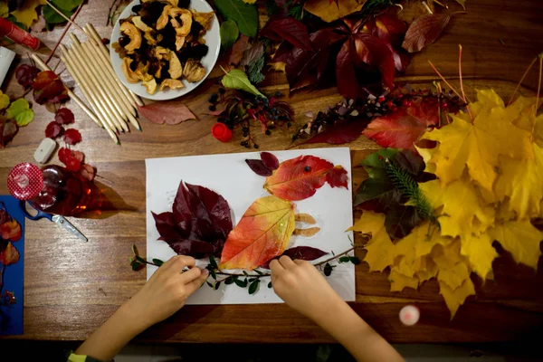 Çocuklar Tutkal Makas Sanat Zanaat Okulu Autumntime Yaparken Paint Kullanarak — Stok fotoğraf